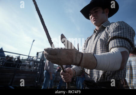 22 ans, Graeme a été équitation taureaux pour six ans. Originaire du Queensland, il est désormais un professionnel bull rider, entre en mouvement continu e Banque D'Images