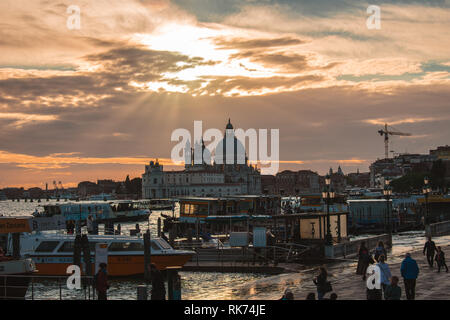 Peinture d'un beau coucher du soleil le ciel derrière la basilique Santa Maria della Salute Banque D'Images