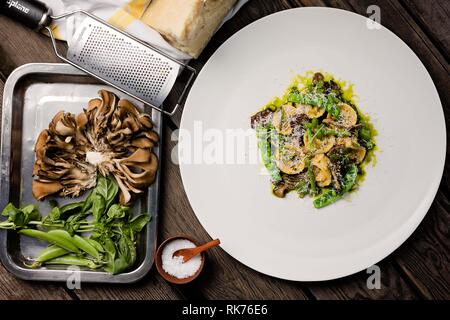 Pâtes italiennes et salade de champignons à l'edamame, aux herbes, aux épices et au parmesan rasé. Banque D'Images