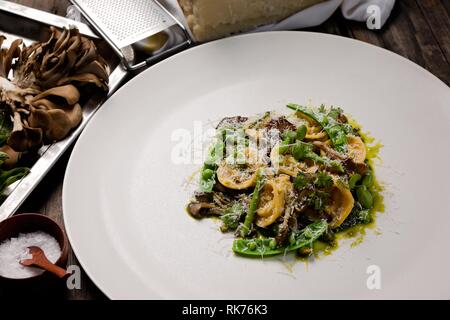 Pâtes italiennes et salade de champignons à l'edamame, aux herbes, aux épices et au parmesan rasé. Banque D'Images