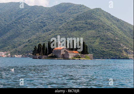 Petite église sur l'île Georges San dans la baie de Kotor, Monténégro Banque D'Images