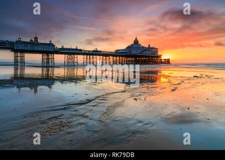 La jetée d''Eastbourne capturé au lever du soleil. Banque D'Images