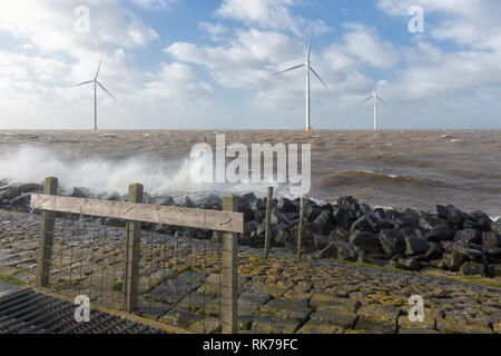 La mer au large des côtes néerlandaises avec les éoliennes et les vagues Banque D'Images