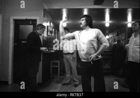 Fléchettes soir dans la Taverne de Primrose, Wakefield, Yorkshire, Angleterre. 1979 Banque D'Images