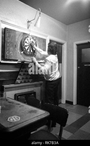 Fléchettes soir dans la Taverne de Primrose, Wakefield, Yorkshire, Angleterre. 1979 Banque D'Images