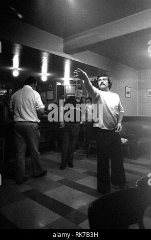 Fléchettes soir dans la Taverne de Primrose, Wakefield, Yorkshire, Angleterre. 1979 Banque D'Images