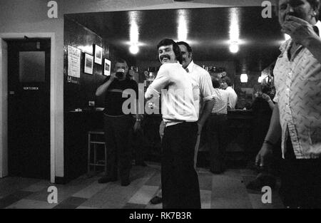 Fléchettes soir dans la Taverne de Primrose, Wakefield, Yorkshire, Angleterre. 1979 Banque D'Images