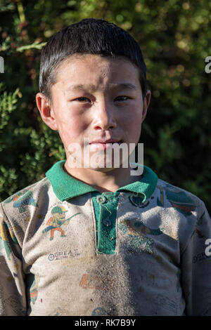 Portrait d'un jeune garçon dans le Laya Gasa, District, le Snowman Trek, Bhoutan Banque D'Images