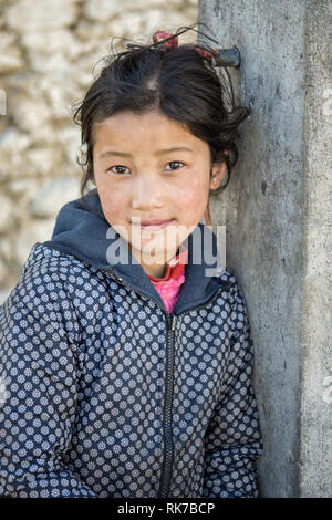 Portrait d'une fille dans le village de Laya Gasa, District, le Snowman Trek, Bhoutan Banque D'Images