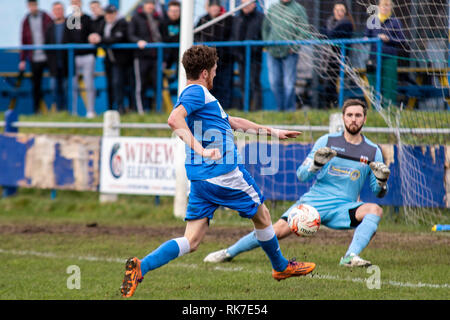 Port Talbot Town's Morgan Thomas marque contre Penybont dans le quart de finale de Coupe de ligue galloise à Victoria Road. Lewis Mitchell/PTT. Banque D'Images