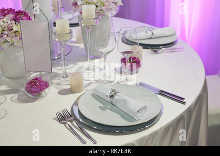 Set de table pour une partie de l'événement ou réception de mariage, le dîner de luxe table élégante Banque D'Images