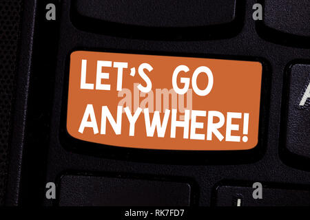 La main conceptuel montrant Let s go n'importe où. Photo d'objets américains demandant à la démonstration d'aller visiter de nouveaux endroits rencontrer k Clavier Banque D'Images
