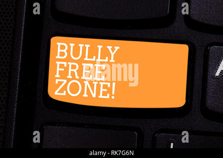 Signe texte montrant Bully Free Zone. Photo conceptuelle Être respectueux à d'autres l'intimidation n'est pas autorisé ici touche clavier l'intention de créer des mess de l'ordinateur Banque D'Images