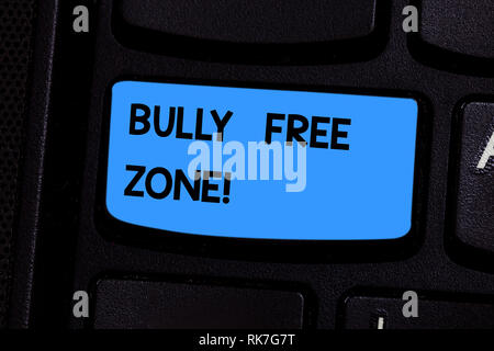Signe texte montrant Bully Free Zone. Photo conceptuelle Être respectueux à d'autres l'intimidation n'est pas autorisé ici touche clavier l'intention de créer des mess de l'ordinateur Banque D'Images