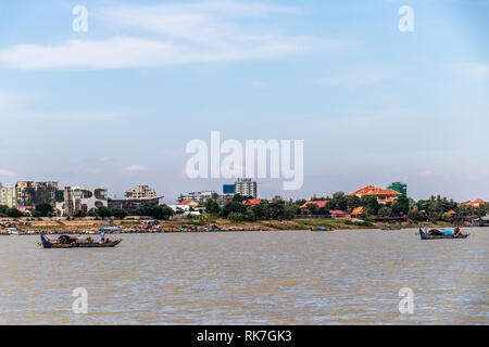 Bateaux sur le fleuve du Mékong Phnom Penh Cambodge Banque D'Images