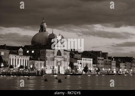 Toits de Venise de nuit avec des architectures historiques en Italie. Banque D'Images