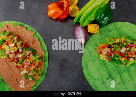 Ingrédients pour Mexican burito fast food légumes frais au pain pita, Close up Banque D'Images