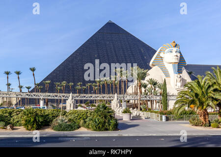 LAS VEGAS, NEVADA, USA - 1ER JANVIER 2018 : Signe de Louxor en 2018. Luxor est un hôtel et casino situé sur l'extrémité sud du Strip de Las Vegas dans Banque D'Images