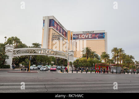 LAS VEGAS, NEVADA, USA - 2 janvier 2018 : Le Mirage vue extérieure. Le Mirage est un centre de villégiature et casino resort situé sur le Strip de Las Vegas Banque D'Images