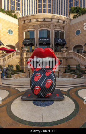 LAS VEGAS, NEVADA, USA - 2 janvier 2018 : Les Rolling Stones l'exhibitionnisme sculpture en face de Palazzo à Las Vegas en 2018. Banque D'Images