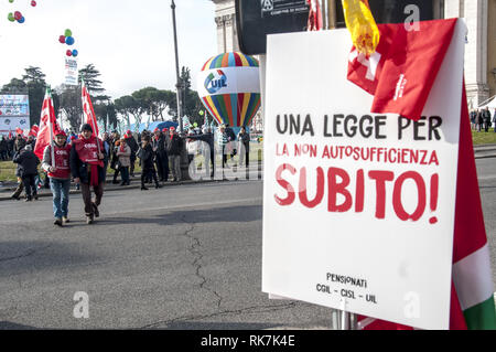 Rome, Italie. 09Th Feb 2019. Manifestation nationale à Rome des trois principaux syndicats italiens, CGIL-CISL-UIL avec le slogan "l'avenir au travail' contre la politique économique du gouvernement sur l'avenir et de croissance, d'appeler à des actions concrètes pour les travailleurs et les retraités, pour les jeunes, pour le développement, la croissance et les droits sociaux. Credit : Patrizia Cortellessa/Pacific Press/Alamy Live News Banque D'Images