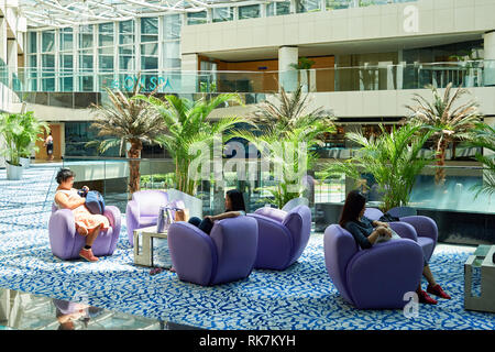 HONG KONG - June 04, 2015 : l'intérieur de l'hôtel Regal Airport. L'hôtel Regal Airport directement relié à l'Aéroport International de Hong Kong Banque D'Images