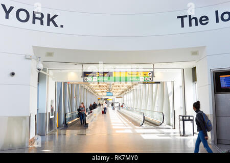NEW YORK - Le 22 mars 2016 : l'intérieur de l'aéroport JFK. L'aéroport international John F. Kennedy est un grand aéroport international situé à Queens, New York C Banque D'Images