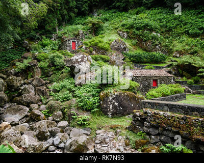 Image de vieilles maisons en pierre reposant sur une colline paysage sur les Açores Banque D'Images