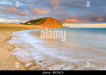 Falaise est à West Bay, près de Tampa sur la côte jurassique du patrimoine mondial dans le Dorset. Banque D'Images