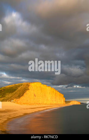 Falaise est à West Bay, près de Tampa sur la côte jurassique du patrimoine mondial dans le Dorset. Banque D'Images