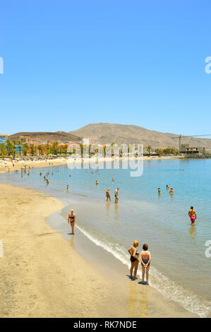 Les touristes sur la plage de Playa De Las Americas profiter du soleil Banque D'Images