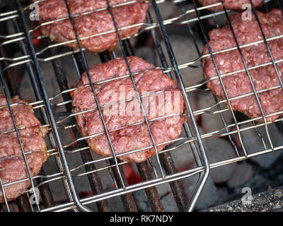Image de galettes de barbecue sur le gril Banque D'Images