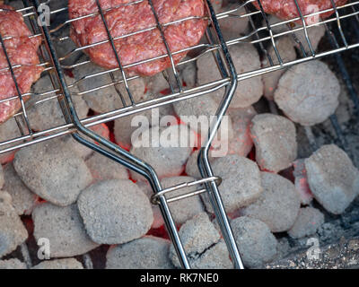 Image de galettes de barbecue sur le gril Banque D'Images