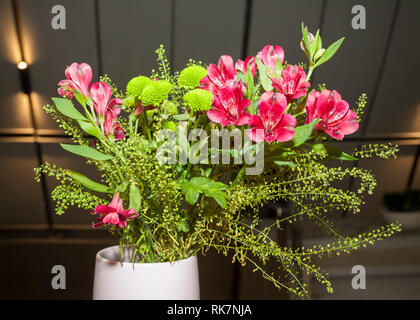 Magnifique bouquet d'orchidées phalaenopsis rose ou vert avec des chrysanthèmes dans un vase Banque D'Images