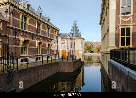 Le Hofvijver cour (étang) en face des édifices du parlement néerlandais, La Haye, Pays-Bas Banque D'Images