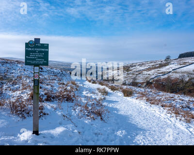 Haute lande randonnée pédestre sentier près de Haworth dans Bronte Country en hiver avec la neige et aucun peuple et signes Banque D'Images