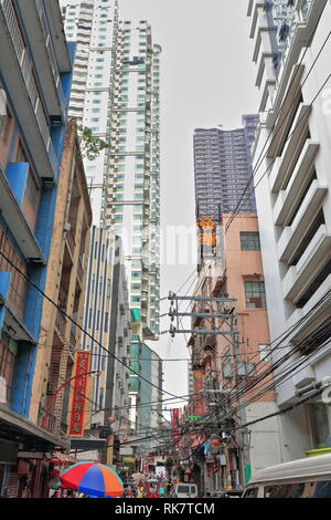 Mess gigantesque des câbles électriques placés entre les tours d'habitation en copropriété de la rue Ongpin exposant-district de Binondo Chinatown dans le plus ancien e Banque D'Images