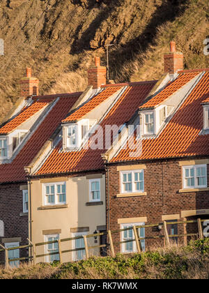 Gites ruraux à la base de la falaise, Whitby, North Yorkshire, UK. Banque D'Images