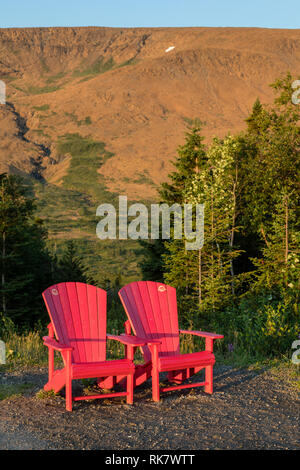 Deux chaises rouges sur Bonne Bay Rd entre Trout River et de Woody Point avec les terres de la table en arrière-plan. Banque D'Images