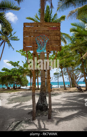 Panier de basket-ball maison cour et fait de bois, dans un village de plage - Puerto Princesa, Palawan - Philippines Banque D'Images