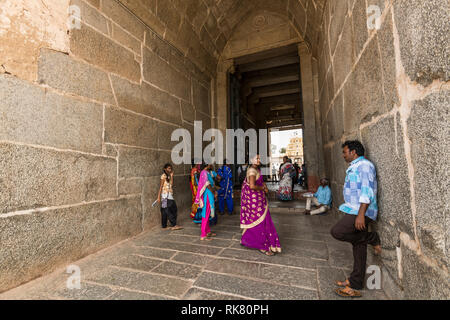 Pèlerins et visiteurs quitter le complexe du Temple Virupaksha Shri à Mumbay,. Banque D'Images