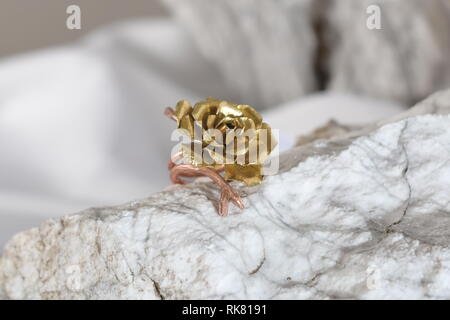 Cooper à l'ancienne bague sur la pierre sous la forme d'une fleur, fait main Banque D'Images