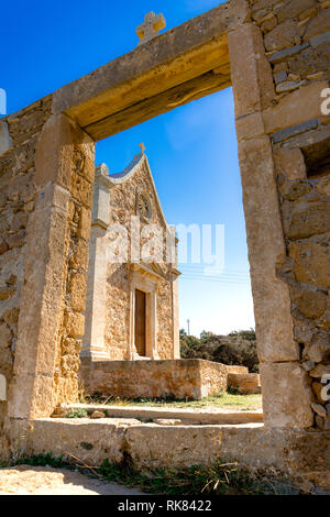Église de monastère de la partie nord-est de la Crète, Grèce près de la célèbre plage de palmiers de Vai. Banque D'Images