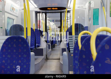 Sodertalje, Suède - 31 mai 2017 : commuter train class X60 avec destination Marsta dans une plus grande région de Stockholm. Banque D'Images