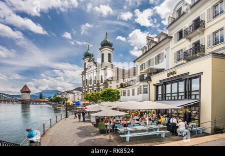 Restaurants à Reusssteg sur les rives de la rivière Reuss avec vue sur l'église des Jésuites de Lucerne, Lucerne, Canton de Lucerne, Suisse Banque D'Images