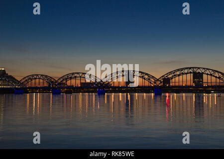 Nuit paysage panoramique à Riga, Lettonie à Daugava Banque D'Images