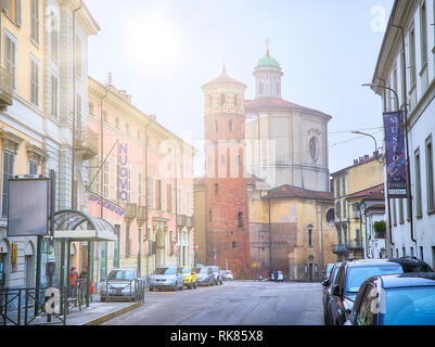 Corso Vittorio Alfieri rue avec Torre Rossa et l'église Chiesa di Santa Caterina en arrière-plan. Vue depuis la place Piazza Fratelli Cairoli Banque D'Images