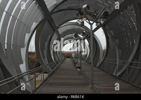 Arganzuela passerelle sur la rivière Manzanares dans le centre-ville de Madrid. L'un des nombreux ponts traversant la rivière dans cette nouvelle surface développée Banque D'Images