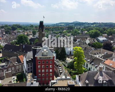 Vue aérienne de Sint Janskerk tower (St.John Church) sur la ville de Maastricht, Pays-Bas Banque D'Images