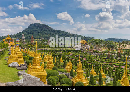 Jardin Tropical de Nong Nooch à Pattaya, Thaïlande. Paysage panoramique vue sur jardin formel. Banque D'Images